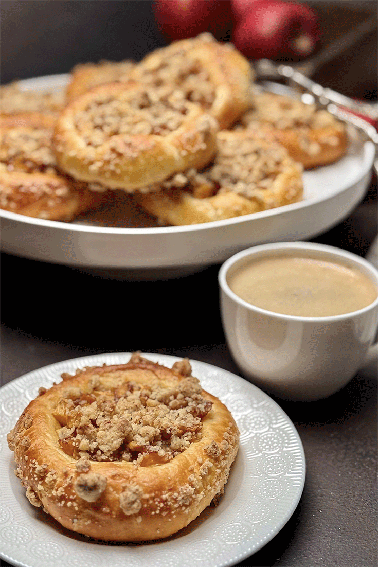 Kolatschen mit Streuseln und Äpfeln