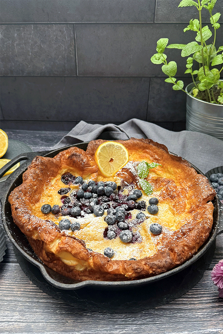Pfannkuchen aus dem Ofen mit Heidelbeeren