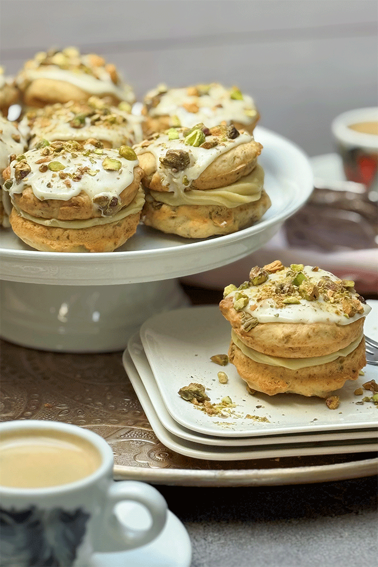 Whoopies mit Pistazien und Rosenwasser-Note