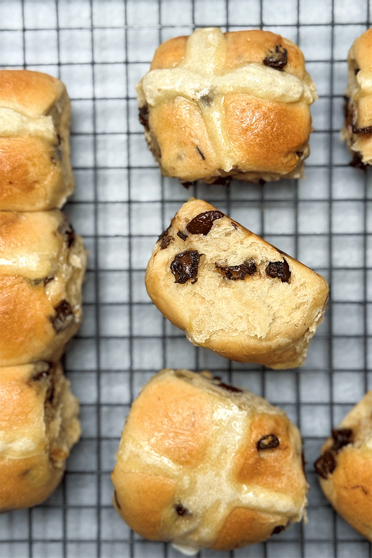 Fluffige Hot Cross Buns mit Schokolade