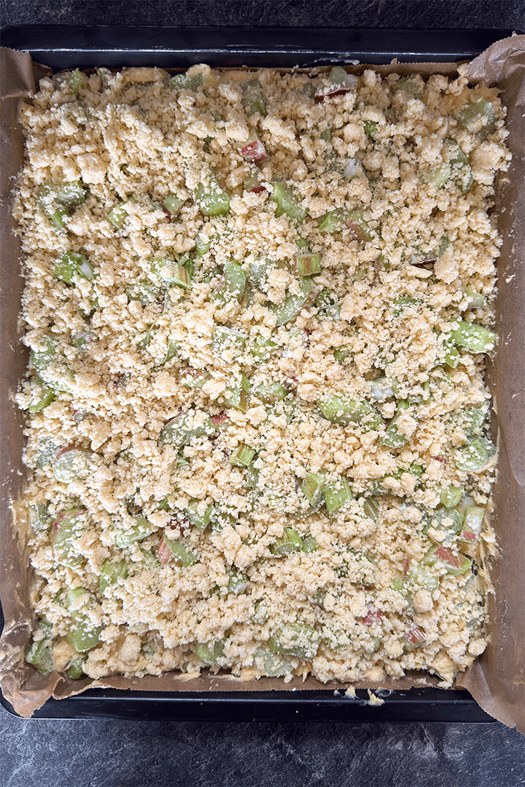 Rhabarber-Streuselkuchen Blechkuchen vor dem Backen