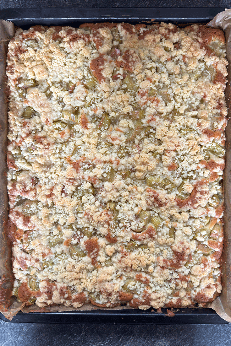 Rhabarber-Streuselkuchen vom Blech direkt aus dem Ofen.