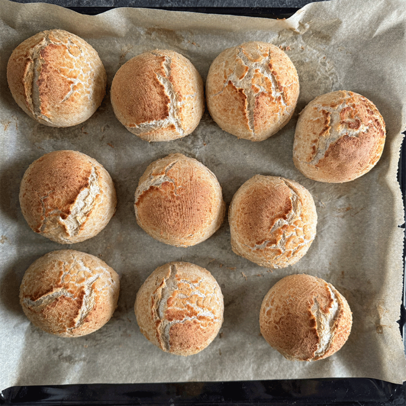 Rustikale Tigerbrötchen direkt aus dem Backofen