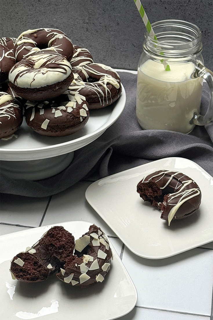 Scholkoladen-Donuts mit Glasur