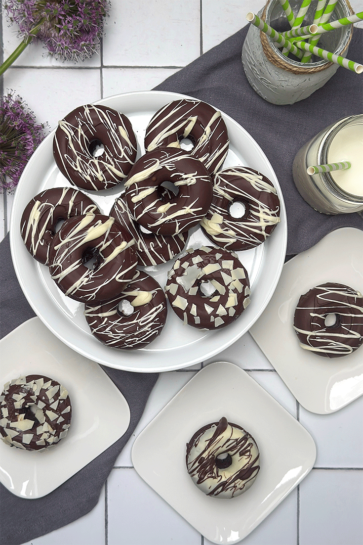 Schokoladen Doughnuts aus dem Backofen