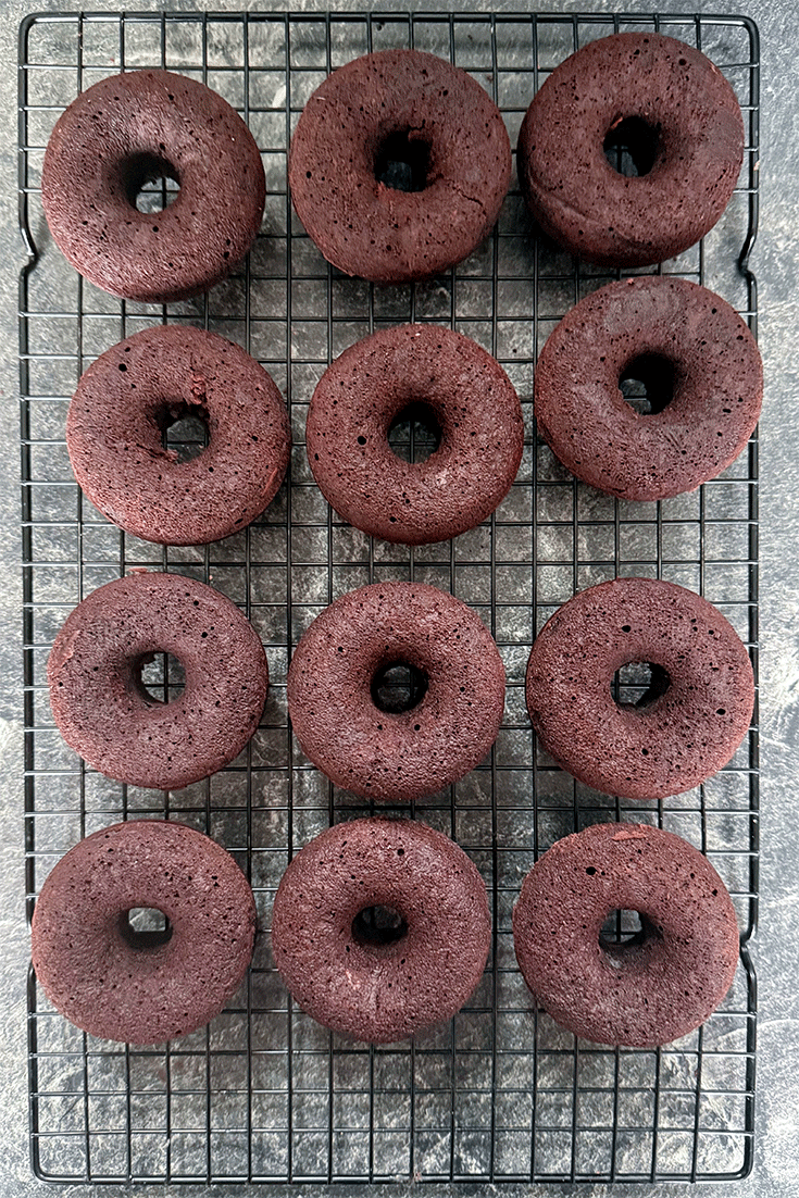 Schoko-Donuts aus dem Ofen ohne Glasur