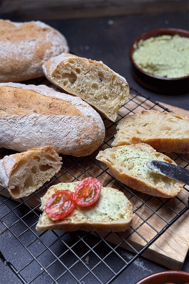 Anschnitt no knead Stangenweißbrote mit Belag