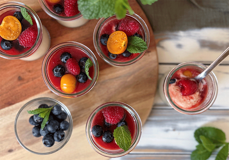 Jughurtdessert im Glas mit Früchten Aufsicht