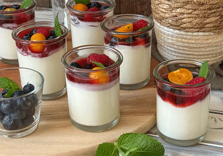 Joghurtbombe im Glas mit Beeren als Dessert