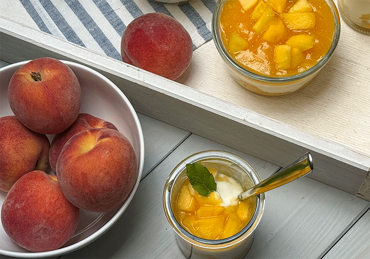 Solero-Dessert im Glas mit Pfirsich