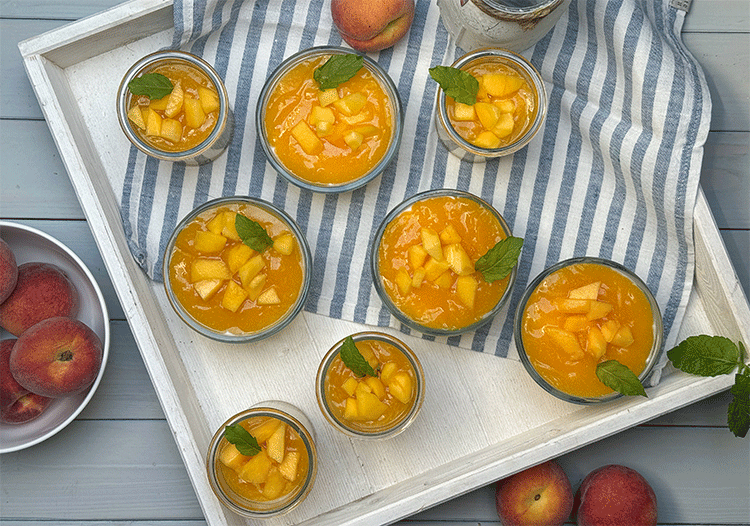 Ein Tablett mit Solero-Dessert im Glas