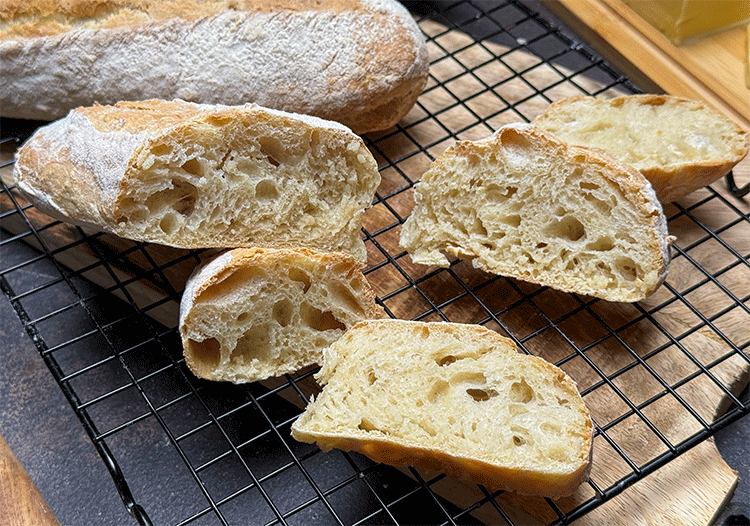 Porung und Anschnitt No Knead Weißbrotstangen