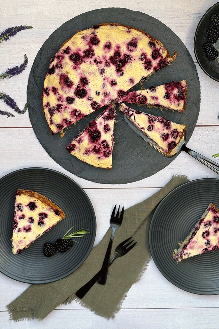 Anschnitt Brombeerkuchen mit Guss