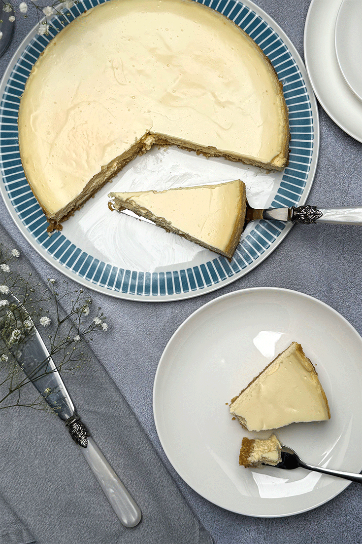 Klassiker California Cheesecake angeschnitten von oben