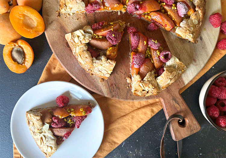 Anschnitt Galette mit Aprikosen und Himbeeren