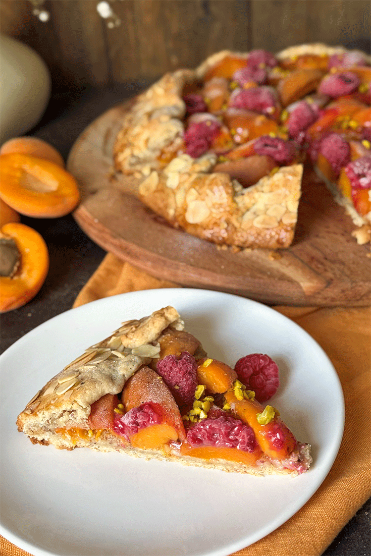 Anschnitt Mandel-Galette mit Aprikosen und Himbeeren