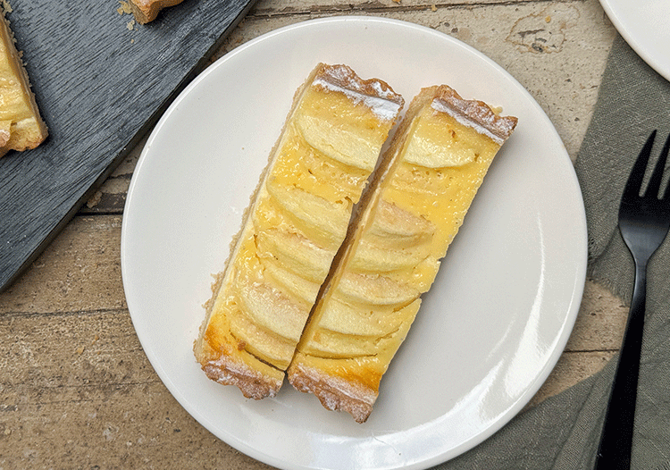 Stücke französische Apfeltarte auf Teller