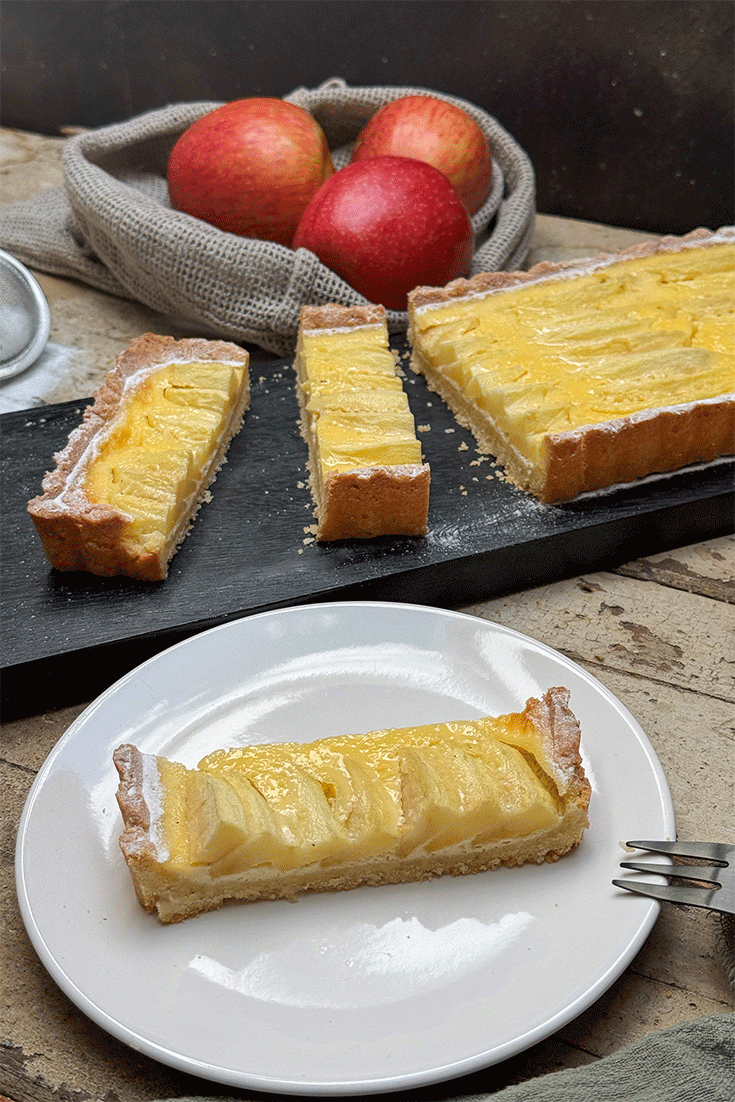 Französische Apfeltarte mit Crème fraîche rechteckig Anschnitt
