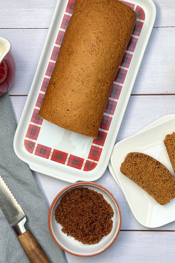 Ontbijtkoek Frühstückskuchen aus den Niederlanden im Anschnitt