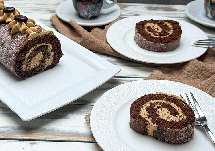 Anschnitt Mokkarolle Biskuitrolle mit Kaffee